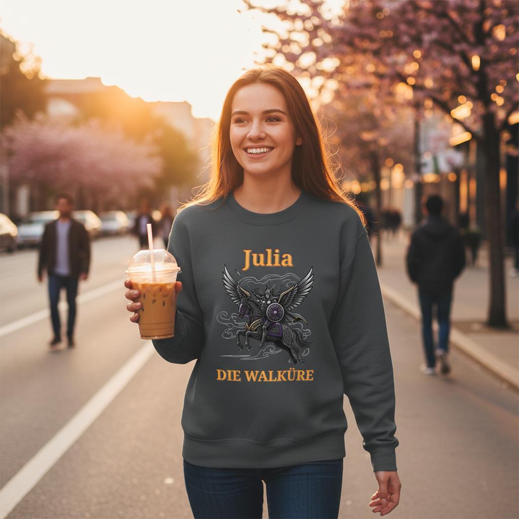Personalisierbarer Walküre Pullover – Kriegerin auf Pegasus mit Wunschtext - Made By Request Store